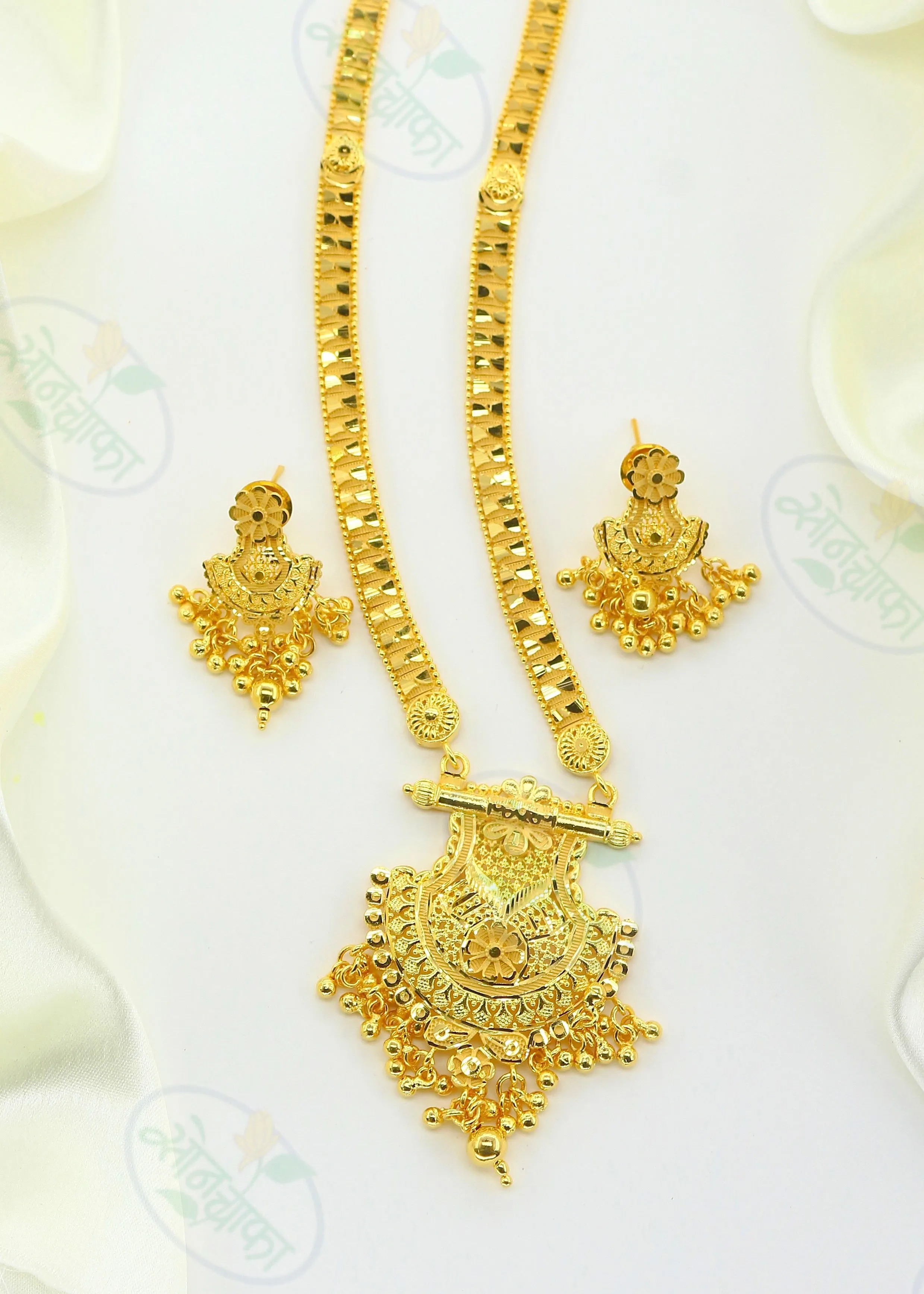 ALLURING GOLD PLATED NECKLACE